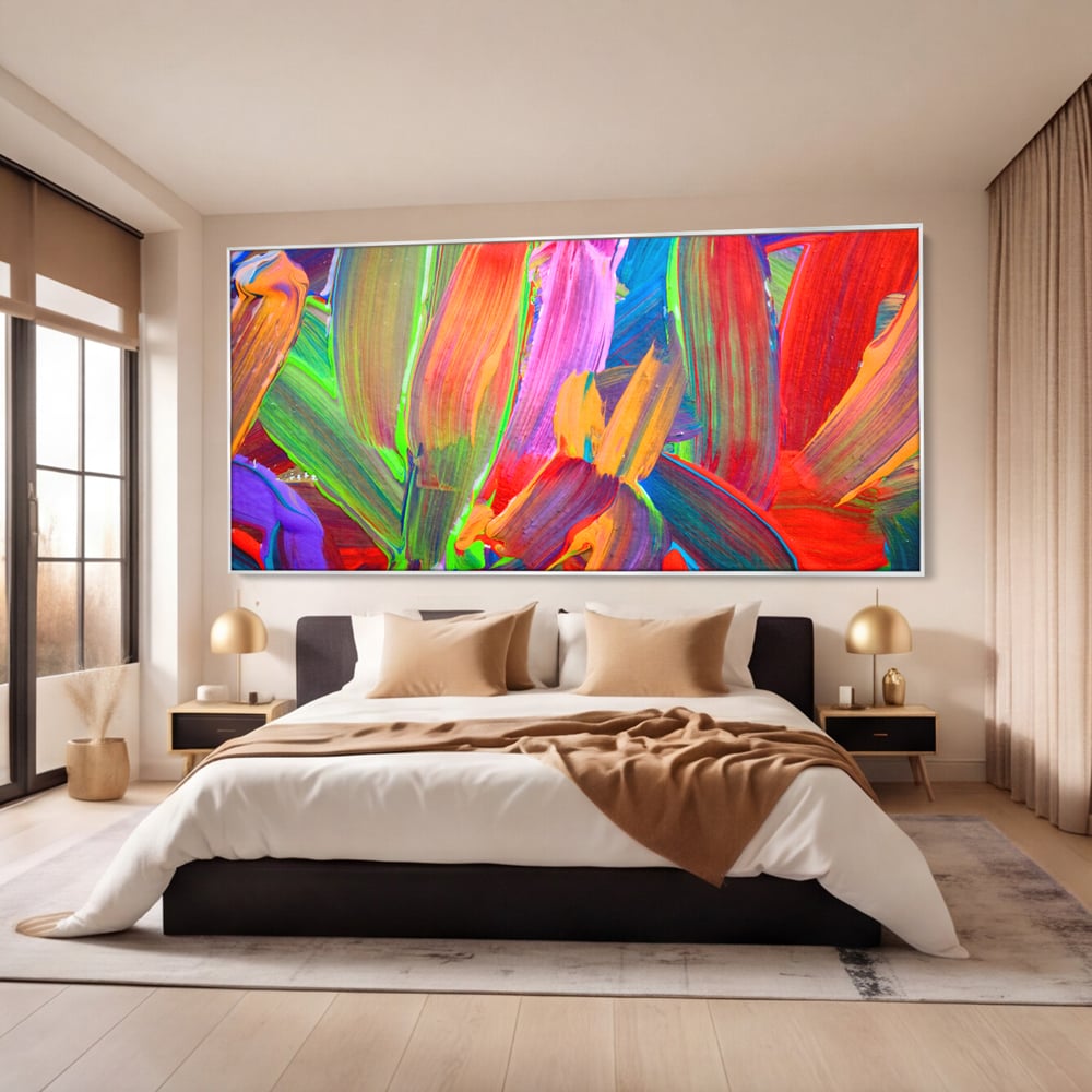 Tablou canvas cu pictura abstracta cu pensule grosiere, in rama de aluminiu argintiu, pe perete intr-un dormitor