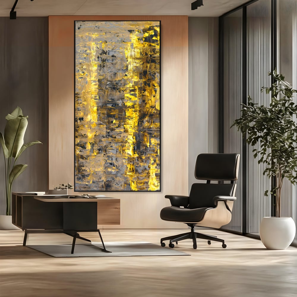 Tablou canvas cu pictura abstracta cu dungi aurii, in rama de aluminiu negru, pe perete intr-un birou