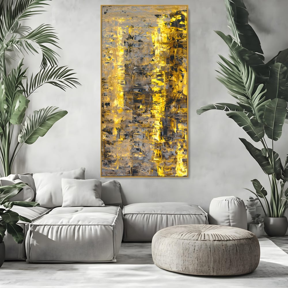 Tablou canvas cu pictura abstracta cu dungi aurii, in rama de aluminiu auriu, pe perete intr-un living