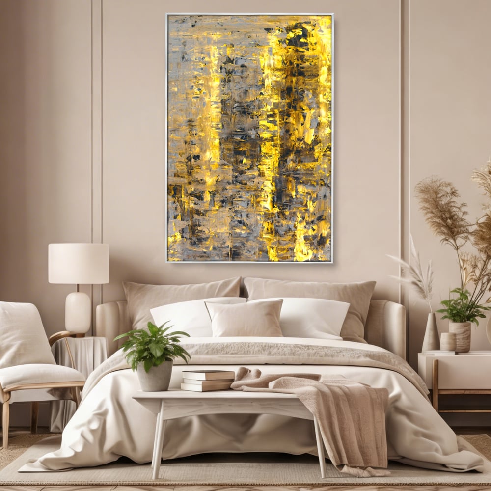 Tablou canvas cu pictura abstracta cu dungi aurii, in rama de aluminiu argintiu, pe perete intr-un dormitor