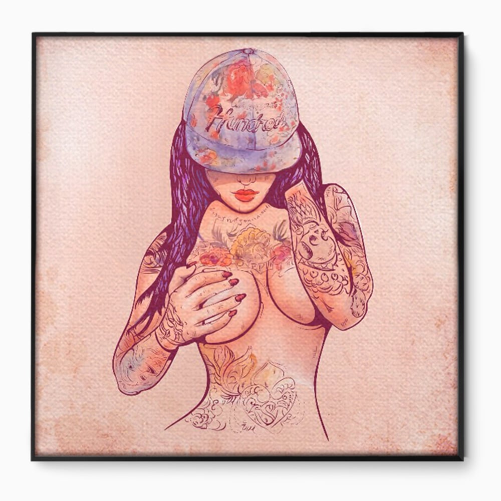 Tablou canvas cu ilustratie digitala cu femeie tatuata, in rama de aluminiu negru