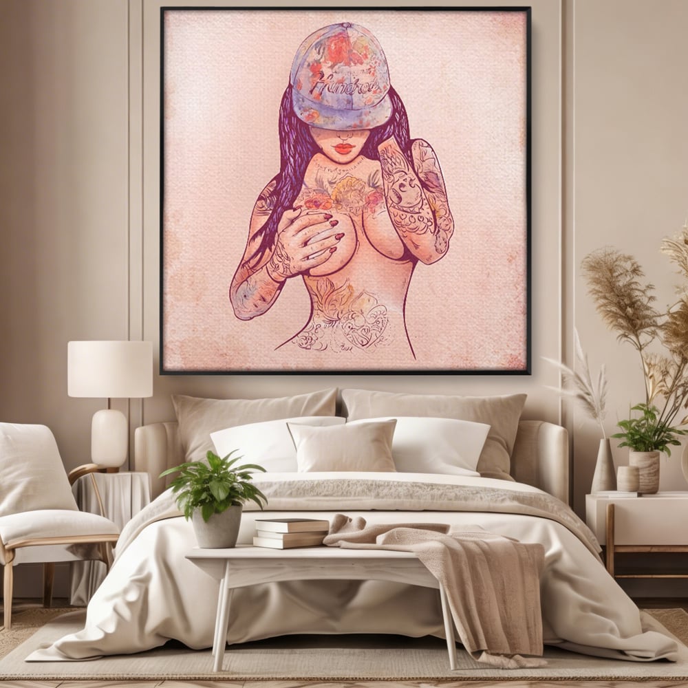 Tablou canvas cu ilustratie digitala cu femeie tatuata, in rama de aluminiu negru, pe perete intr-un dormitor