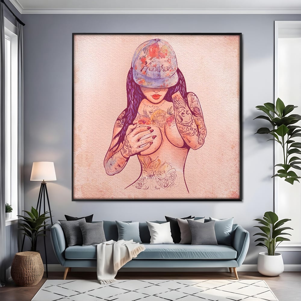 Tablou canvas cu ilustratie digitala cu femeie tatuata, in rama de aluminiu negru, pe perete intr-un living