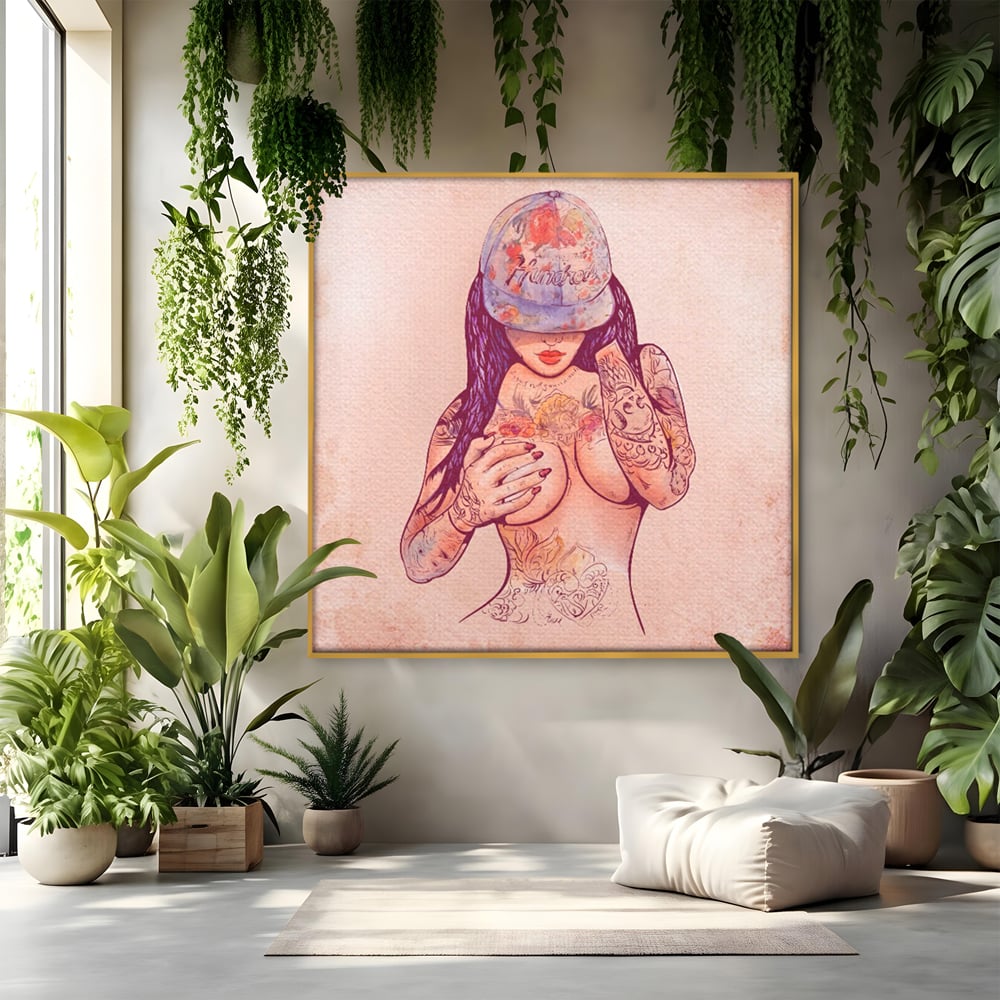 Tablou canvas cu ilustratie digitala cu femeie tatuata, in rama de aluminiu auriu