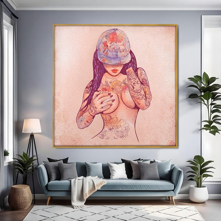 Tablou canvas cu ilustratie digitala cu femeie tatuata, in rama de aluminiu auriu, pe perete intr-un living
