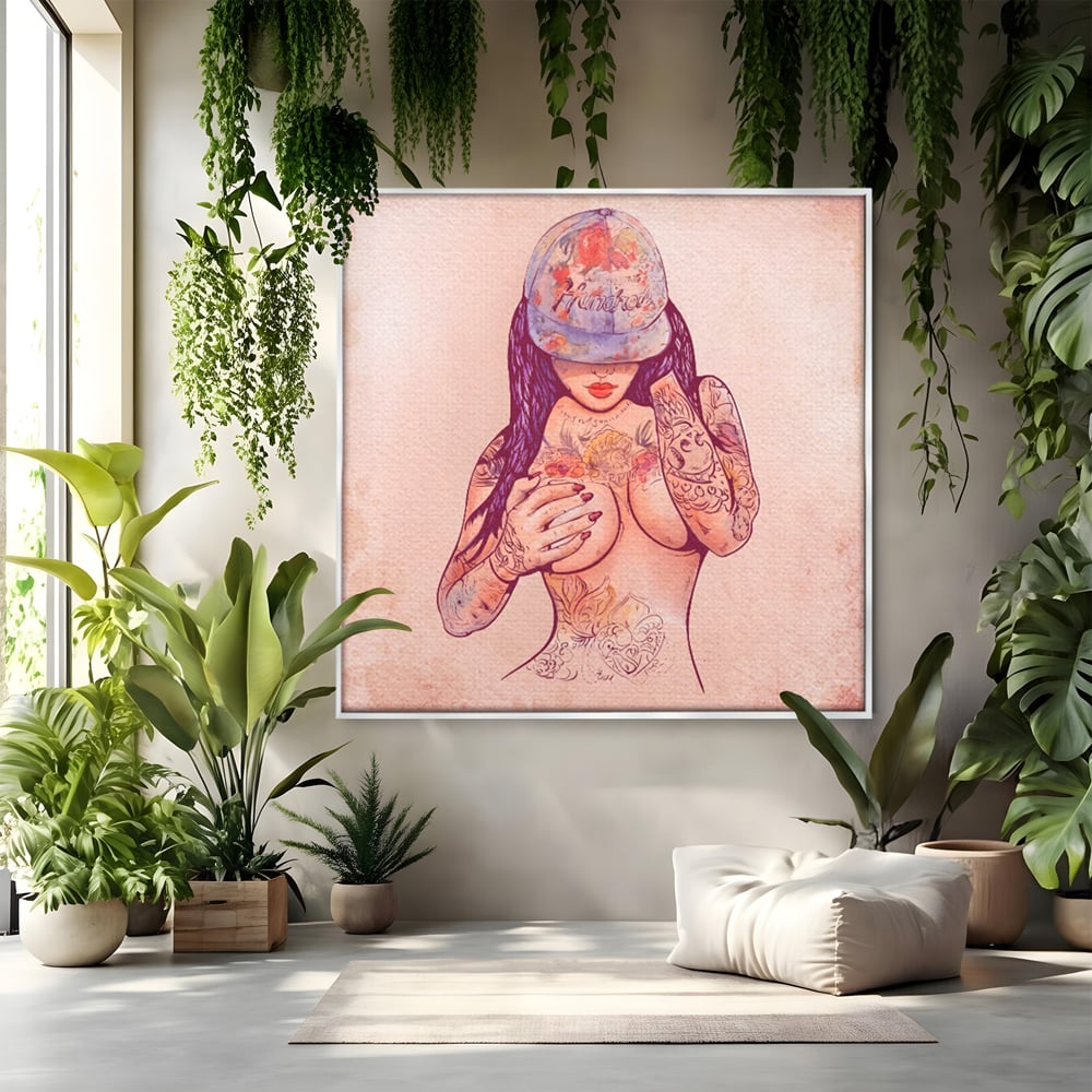 Tablou canvas cu ilustratie digitala cu femeie tatuata, in rama de aluminiu argintiu