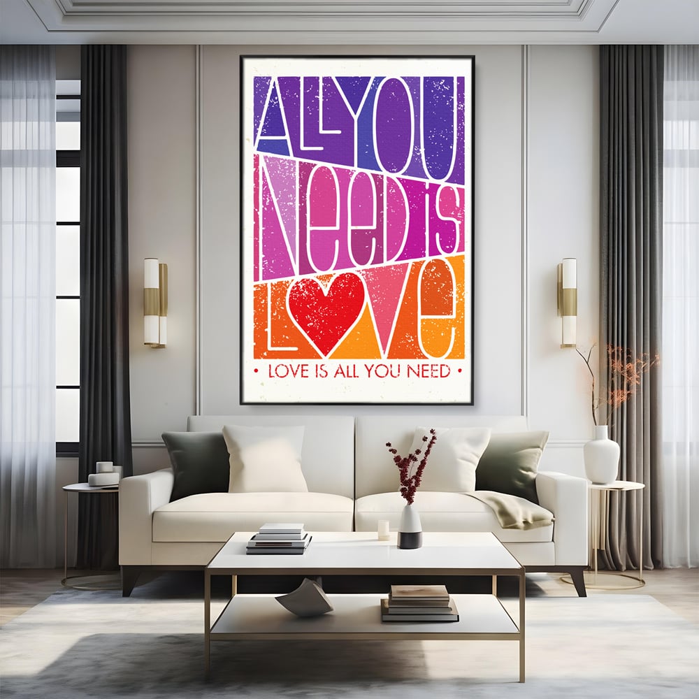 Tablou canvas cu tablou canvas motivational cu text colorat, in rama de aluminiu negru, pe perete intr-un living