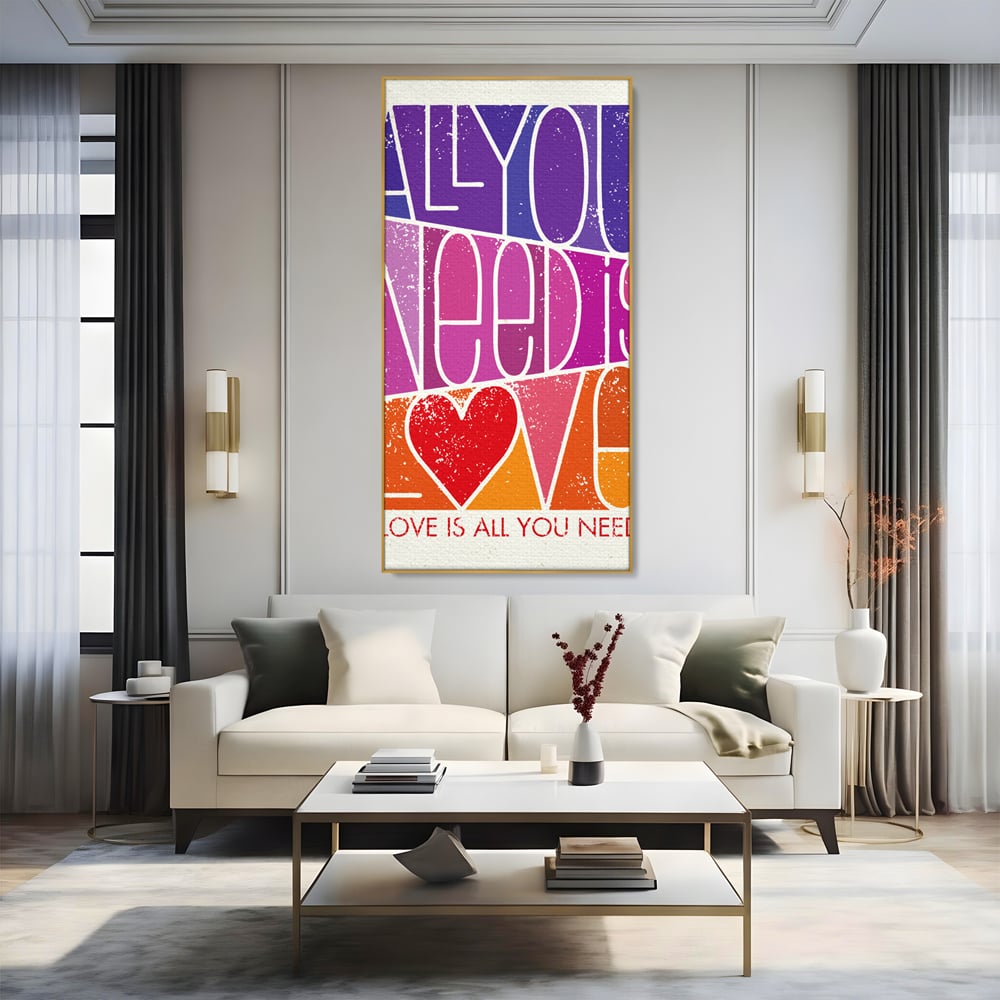 Tablou canvas cu tablou canvas motivational cu text colorat, in rama de aluminiu auriu, pe perete intr-un living