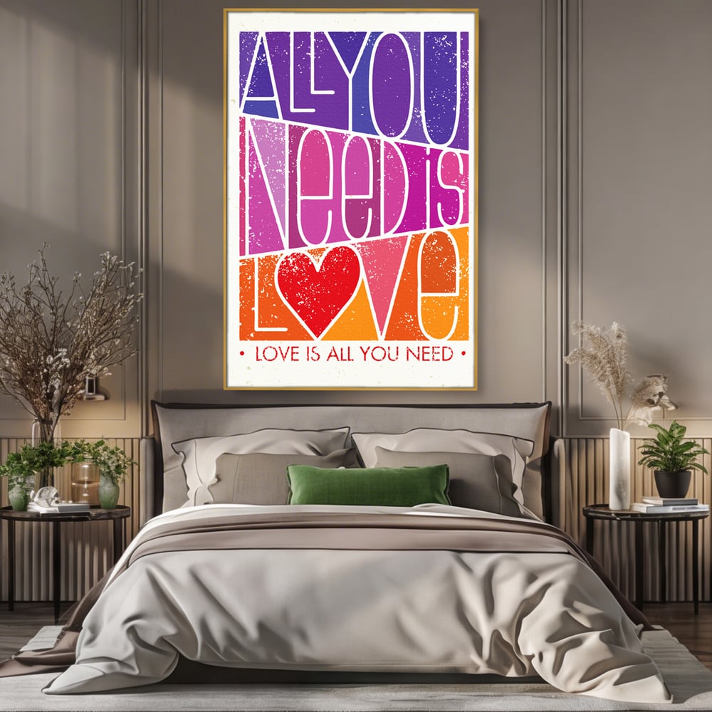 Tablou canvas cu tablou canvas motivational cu text colorat, in rama de aluminiu auriu, pe perete intr-un dormitor