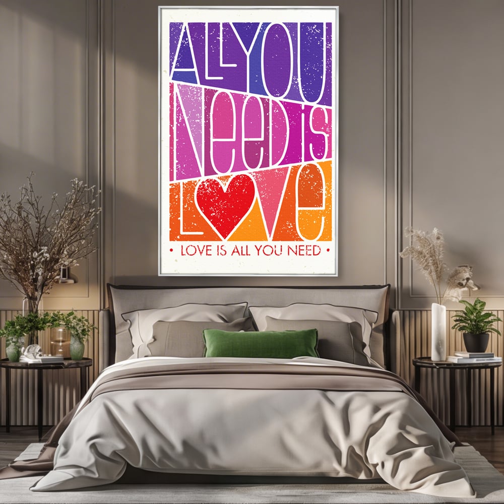 Tablou canvas cu tablou canvas motivational cu text colorat, in rama de aluminiu argintiu, pe perete intr-un dormitor