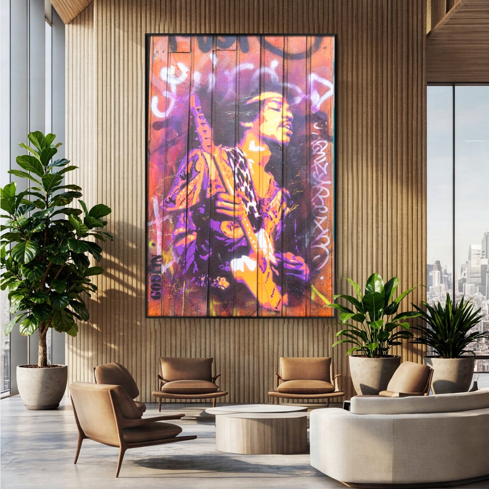 Tablou canvas cu tablou canvas cu jimi hendrix cantand la chitara, in rama de aluminiu negru, pe perete intr-un birou