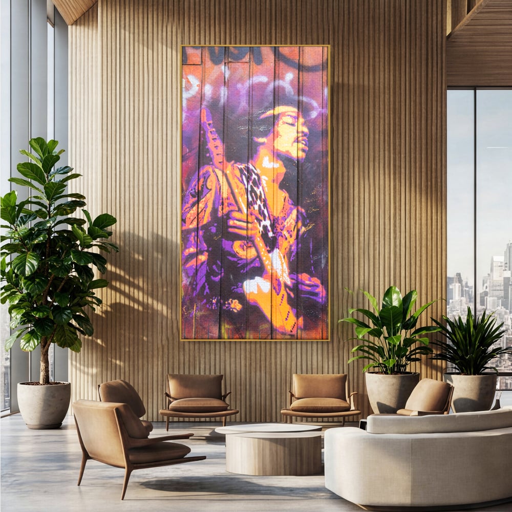 Tablou canvas cu tablou canvas cu jimi hendrix cantand la chitara, in rama de aluminiu auriu, pe perete intr-un birou