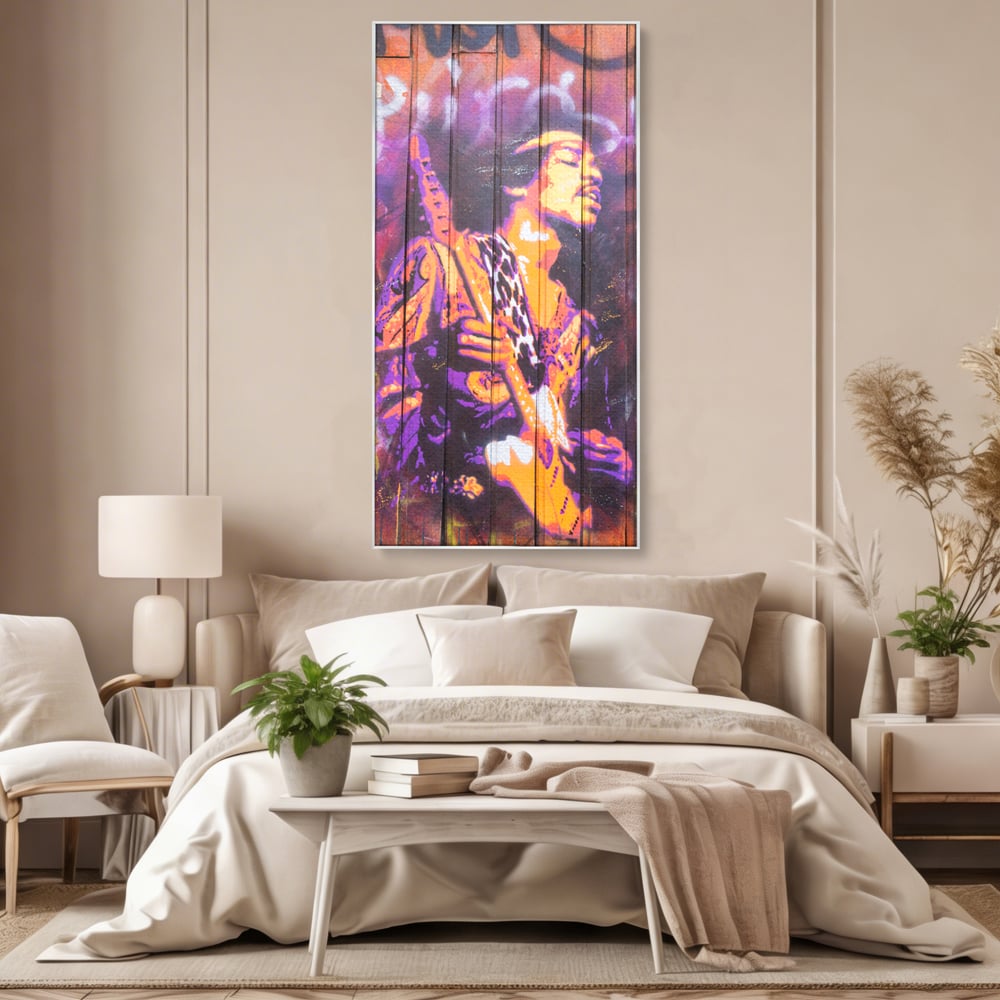 Tablou canvas cu tablou canvas cu jimi hendrix cantand la chitara, in rama de aluminiu argintiu, pe perete intr-un dormitor