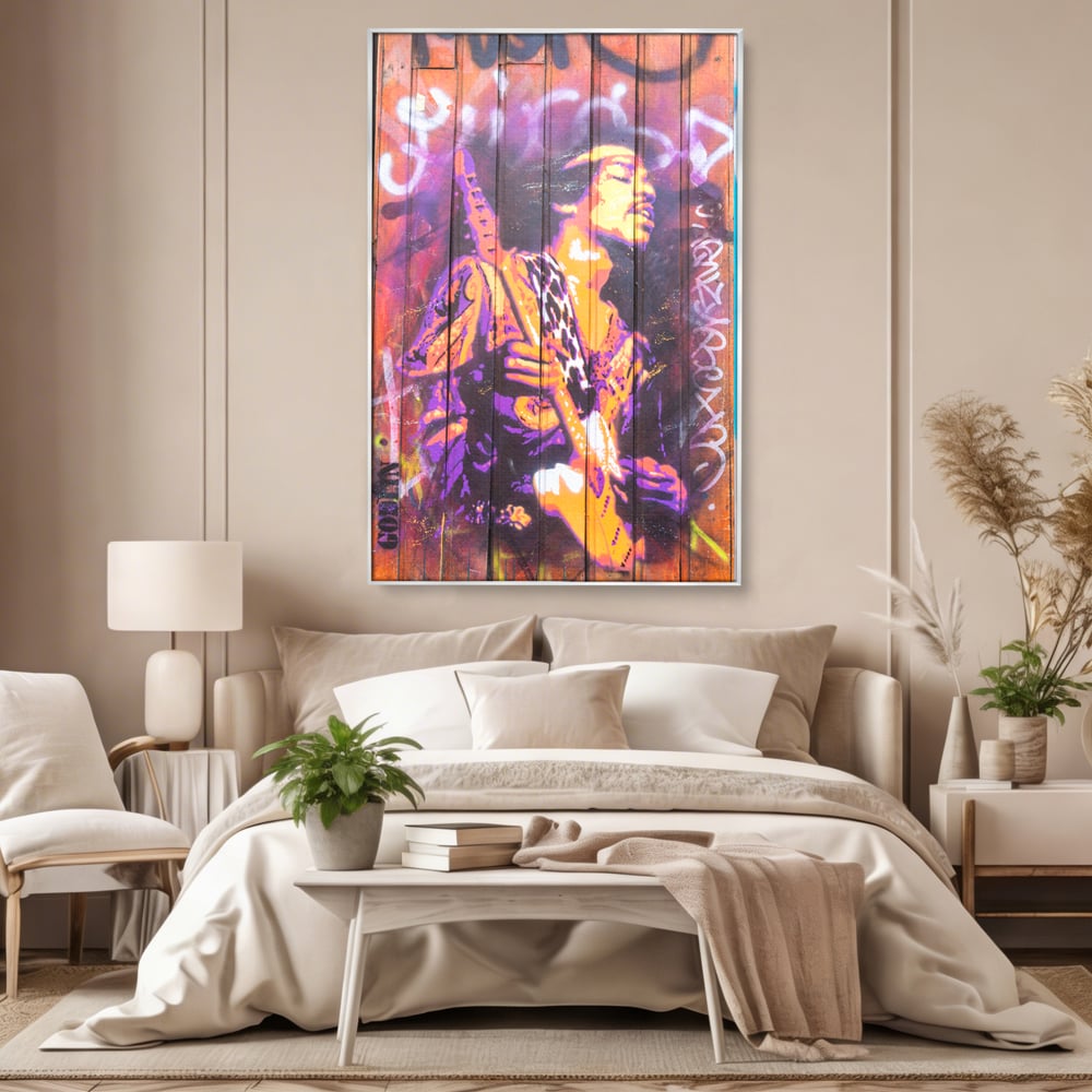 Tablou canvas cu tablou canvas cu jimi hendrix cantand la chitara, in rama de aluminiu argintiu, pe perete intr-un dormitor