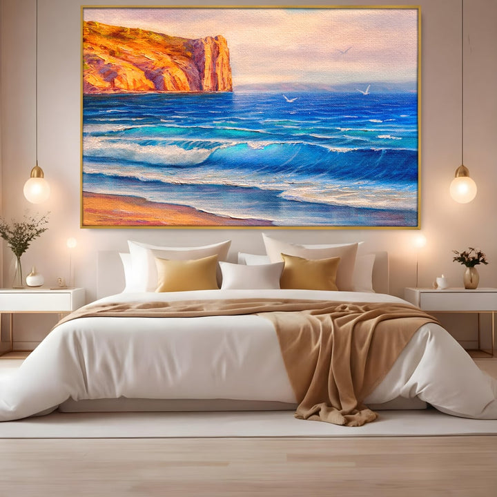 Tablou canvas cu pictura cu stanca pe malul marii, in rama de aluminiu auriu, pe perete intr-un dormitor
