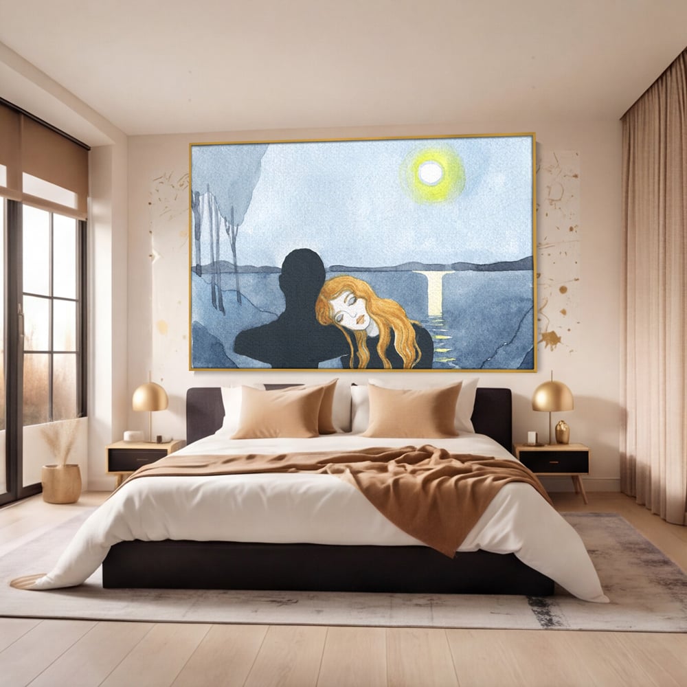 Tablou canvas cu pictura cu un cuplu langa lac, in rama de aluminiu auriu, pe perete intr-un dormitor