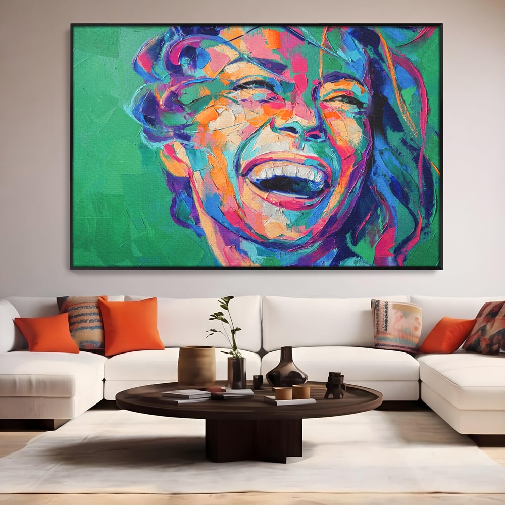 Tablou canvas cu tablou canvas cu fata zambind colorata, in rama de aluminiu negru, pe perete intr-un living