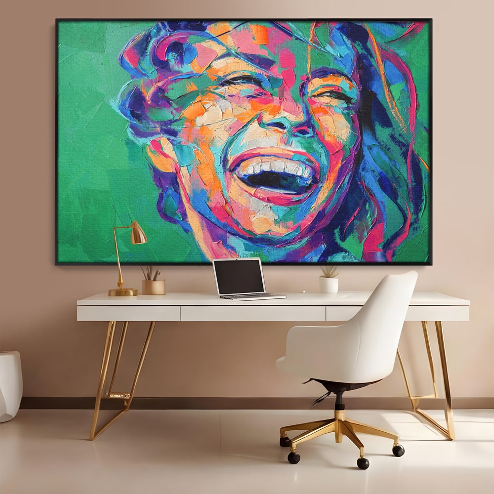Tablou canvas cu tablou canvas cu fata zambind colorata, in rama de aluminiu negru, pe perete intr-un birou