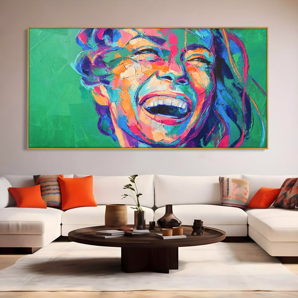 Tablou canvas cu tablou canvas cu fata zambind colorata, in rama de aluminiu auriu, pe perete intr-un living