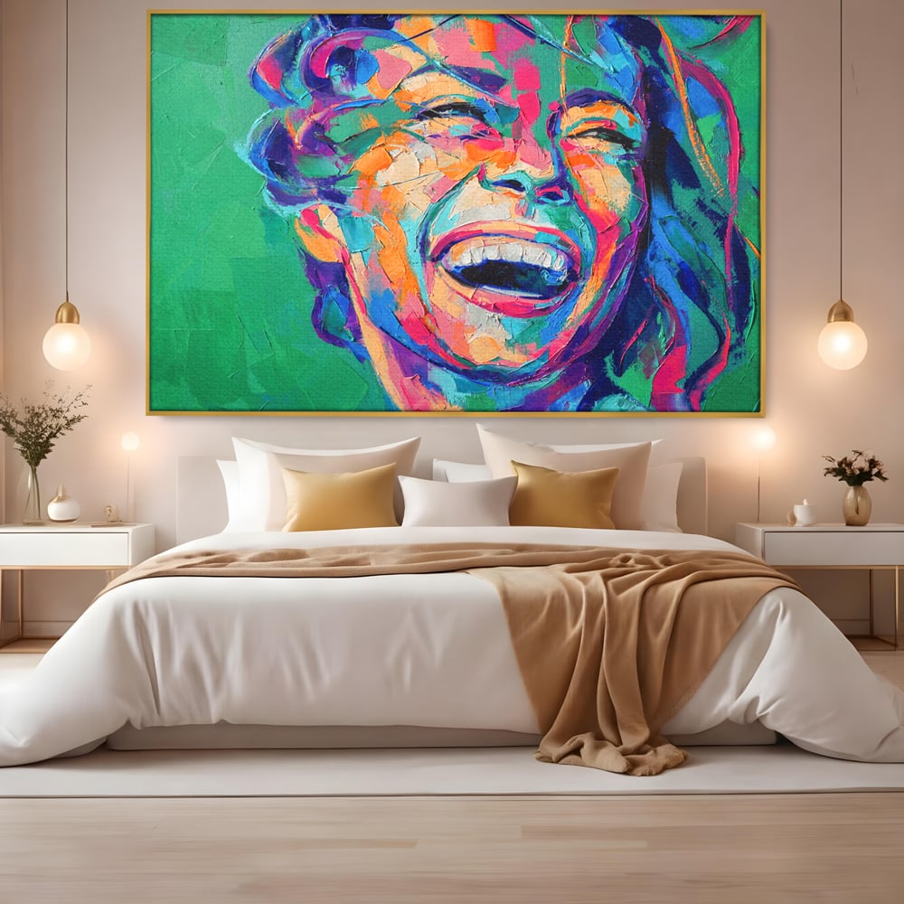 Tablou canvas cu tablou canvas cu fata zambind colorata, in rama de aluminiu auriu, pe perete intr-un dormitor