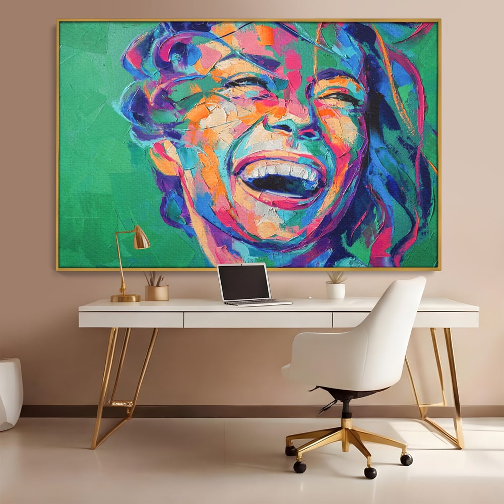 Tablou canvas cu tablou canvas cu fata zambind colorata, in rama de aluminiu auriu, pe perete intr-un birou