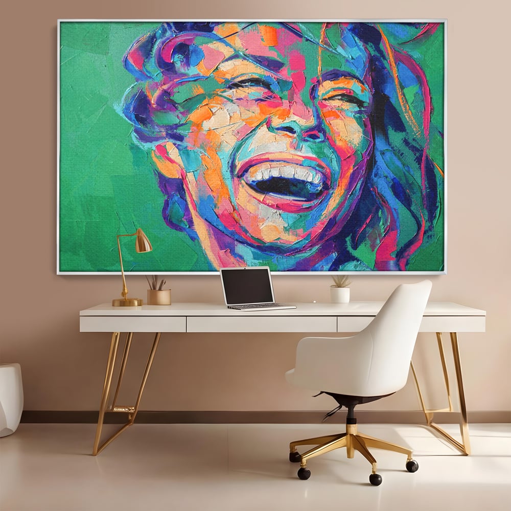 Tablou canvas cu tablou canvas cu fata zambind colorata, in rama de aluminiu argintiu, pe perete intr-un birou