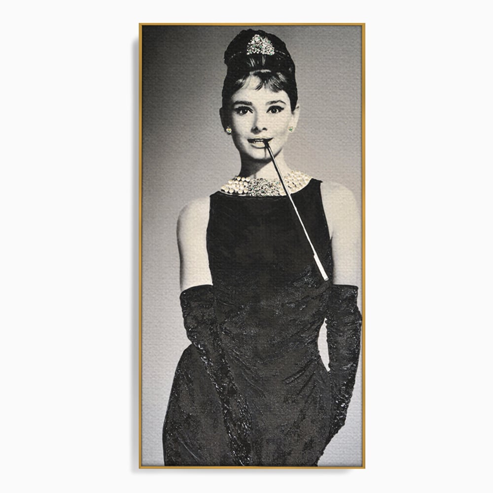 Tablou canvas cu tablou portret audrey hepburn cu tigara, in rama de aluminiu auriu