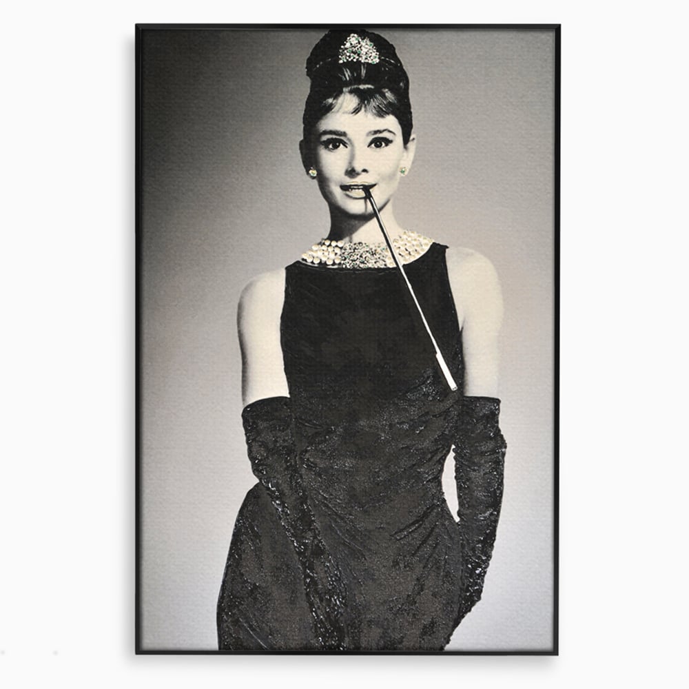 Tablou canvas cu tablou portret audrey hepburn cu tigara, in rama de aluminiu negru