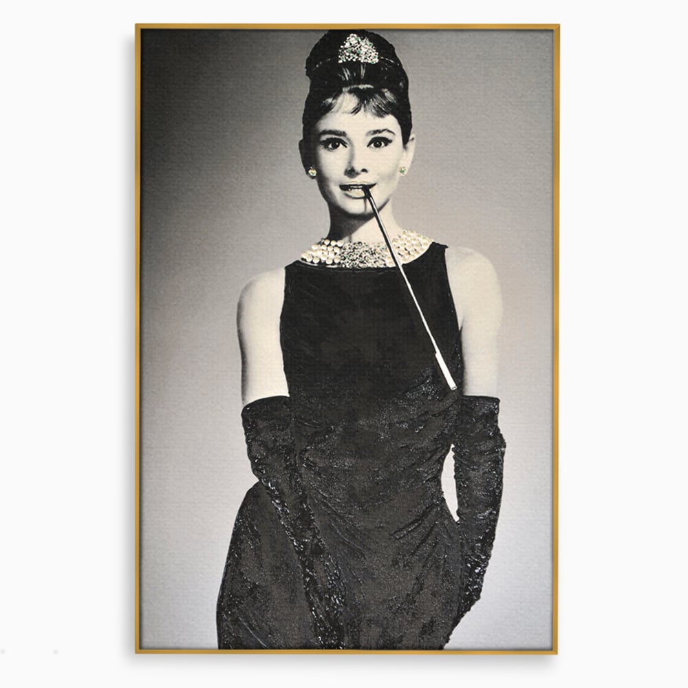 Tablou canvas cu tablou portret audrey hepburn cu tigara, in rama de aluminiu auriu