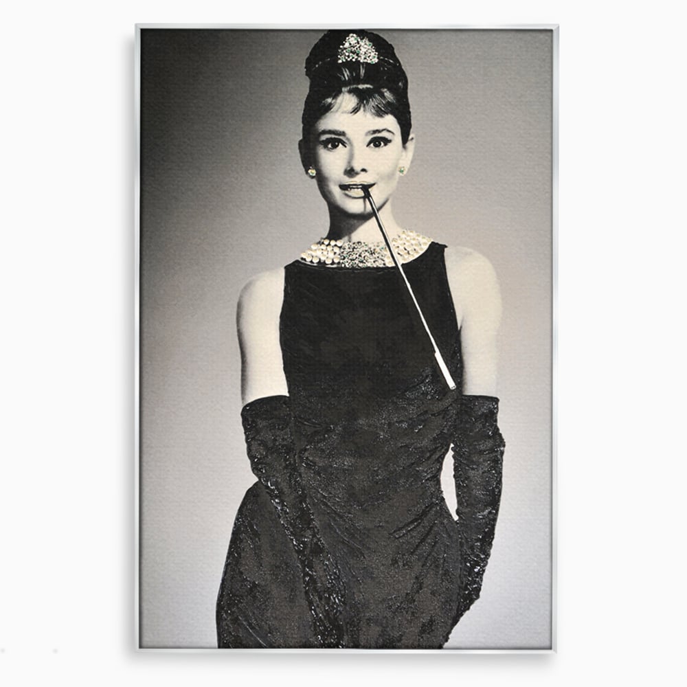 Tablou canvas cu tablou portret audrey hepburn cu tigara, in rama de aluminiu argintiu