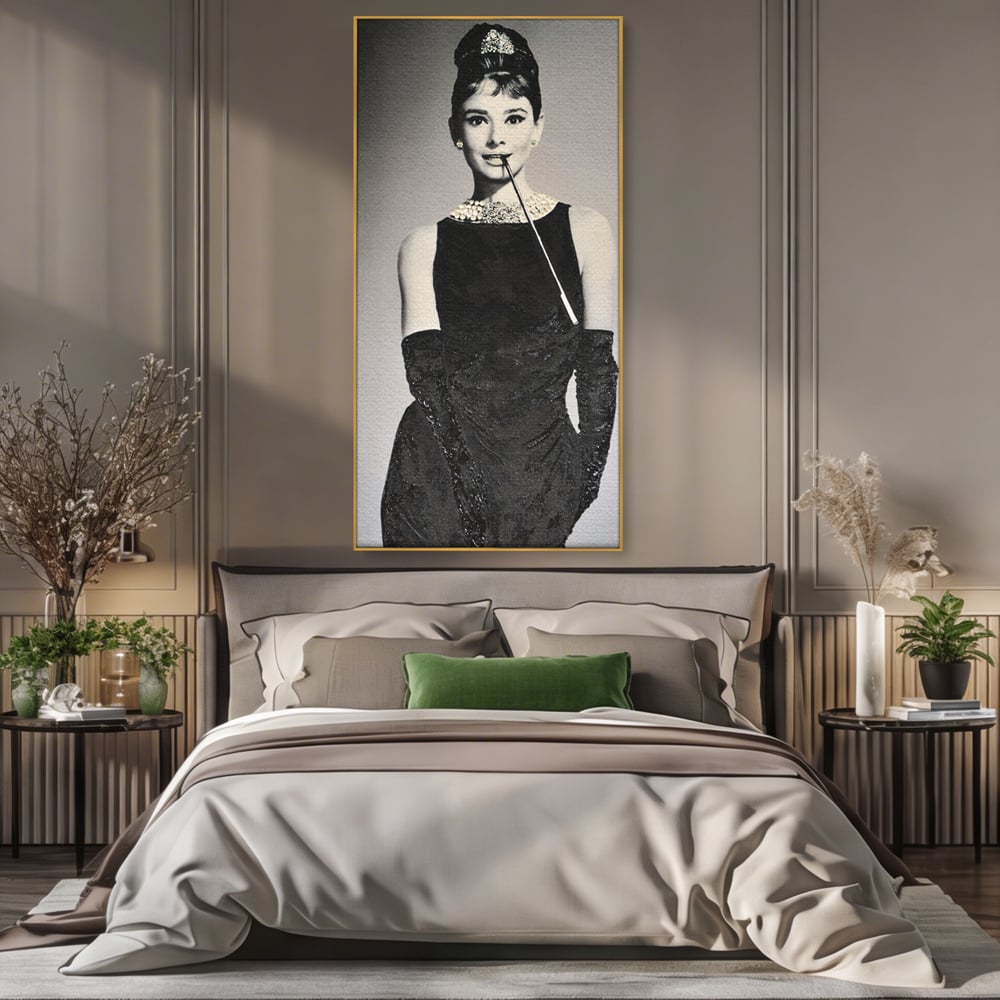 Tablou canvas cu tablou portret audrey hepburn cu tigara, in rama de aluminiu auriu, pe perete intr-un dormitor