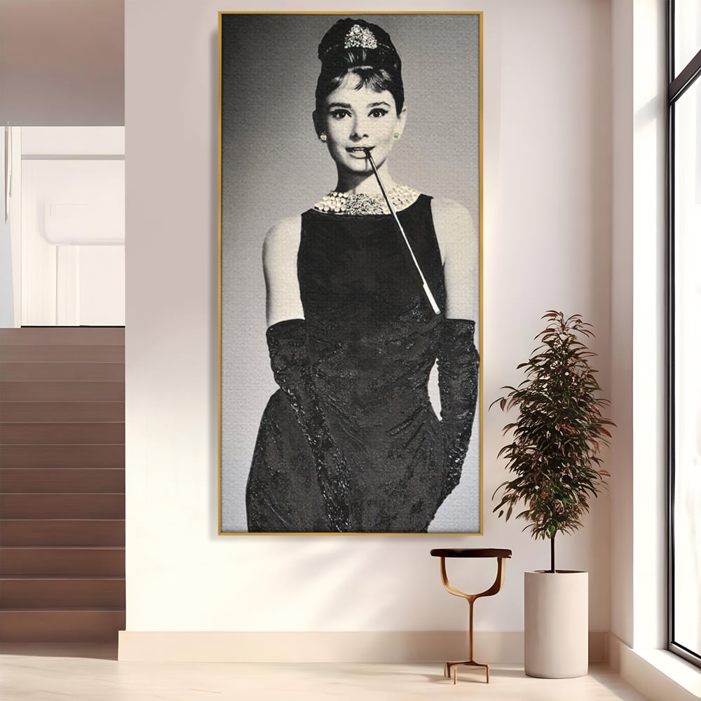 Tablou canvas cu tablou portret audrey hepburn cu tigara, in rama de aluminiu auriu