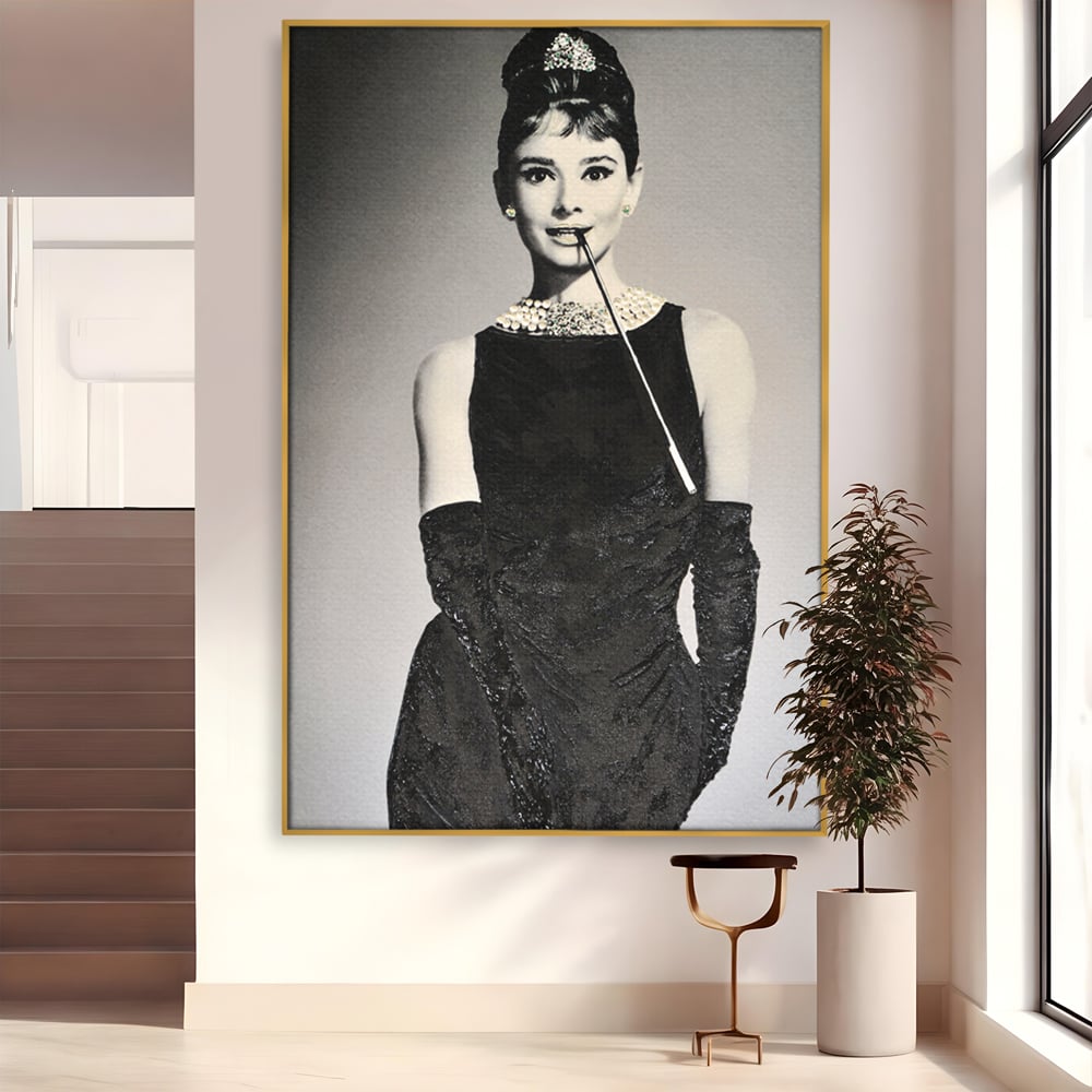 Tablou canvas cu tablou portret audrey hepburn cu tigara, in rama de aluminiu auriu