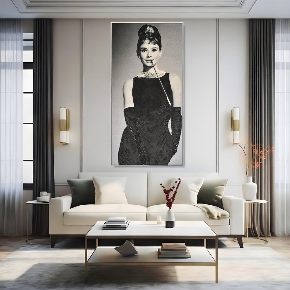 Tablou canvas cu tablou portret audrey hepburn cu tigara, in rama de aluminiu argintiu, pe perete intr-un living