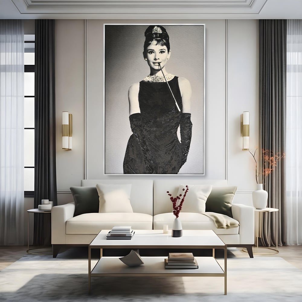 Tablou canvas cu tablou portret audrey hepburn cu tigara, in rama de aluminiu argintiu, pe perete intr-un living