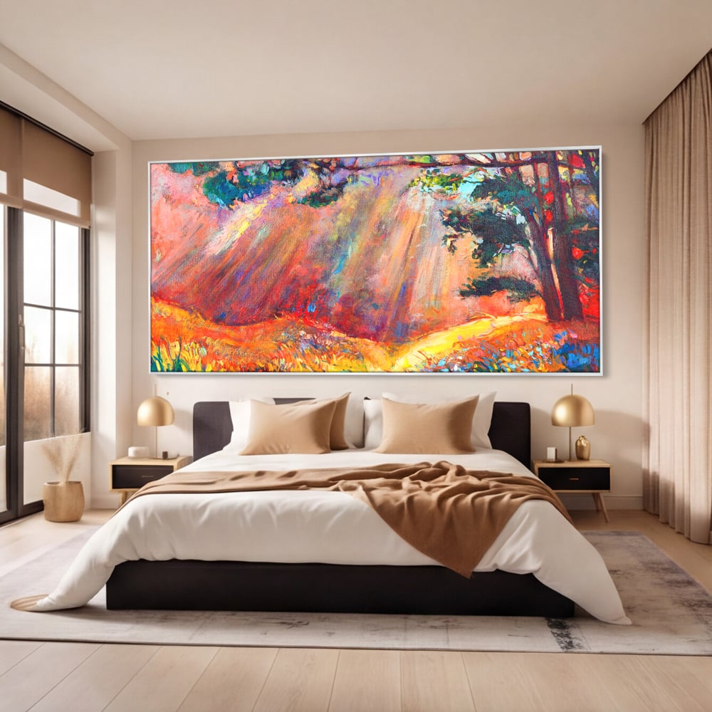 Tablou canvas cu tablou pictura cu padure si raze de soare, in rama de aluminiu argintiu, pe perete intr-un dormitor