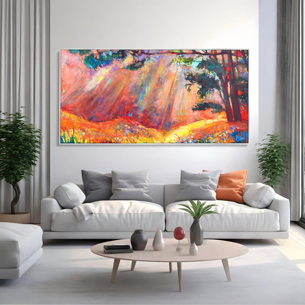 Tablou canvas cu tablou pictura cu padure si raze de soare, in rama de aluminiu argintiu, pe perete intr-un living