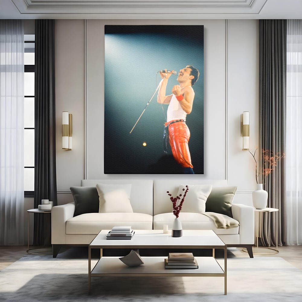 Tablou canvas cu tablou canvas cu freddie mercury, fara rama, pe sasiu de lemn, pe perete intr-un living