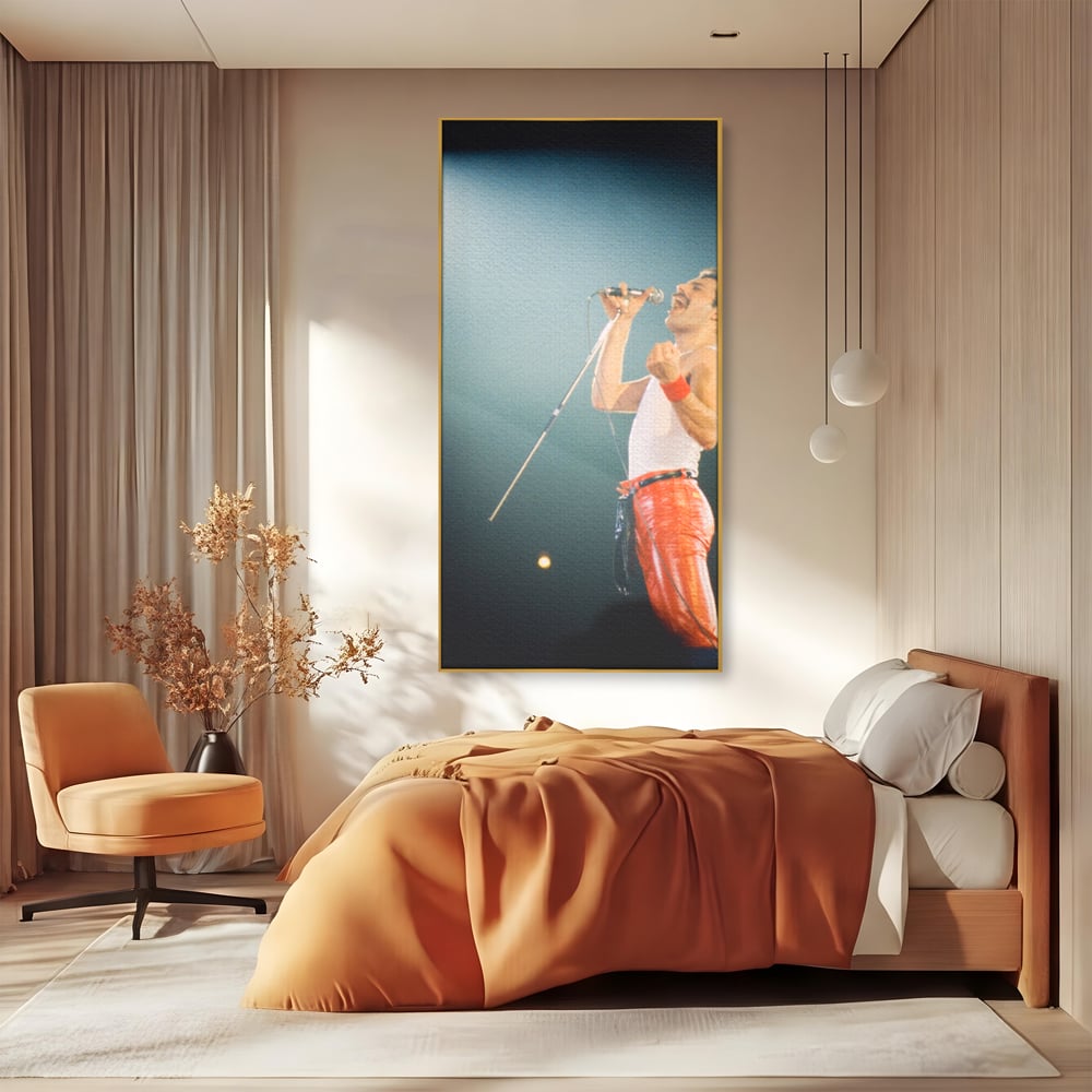 Tablou canvas cu tablou canvas cu freddie mercury, in rama de aluminiu auriu, pe perete intr-un dormitor