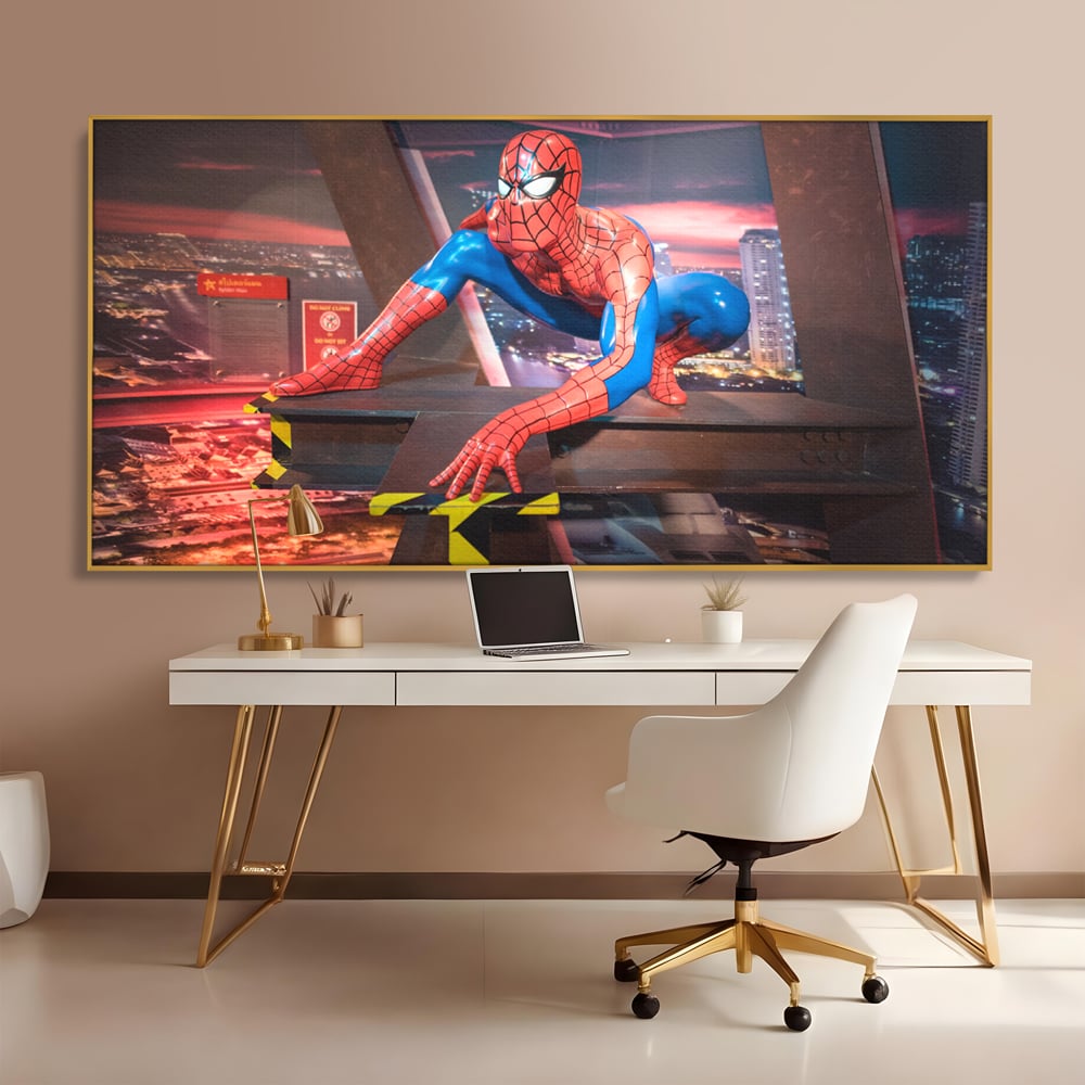 Tablou canvas cu tablou canvas cu figurina spider man, in rama de aluminiu auriu, pe perete intr-un birou