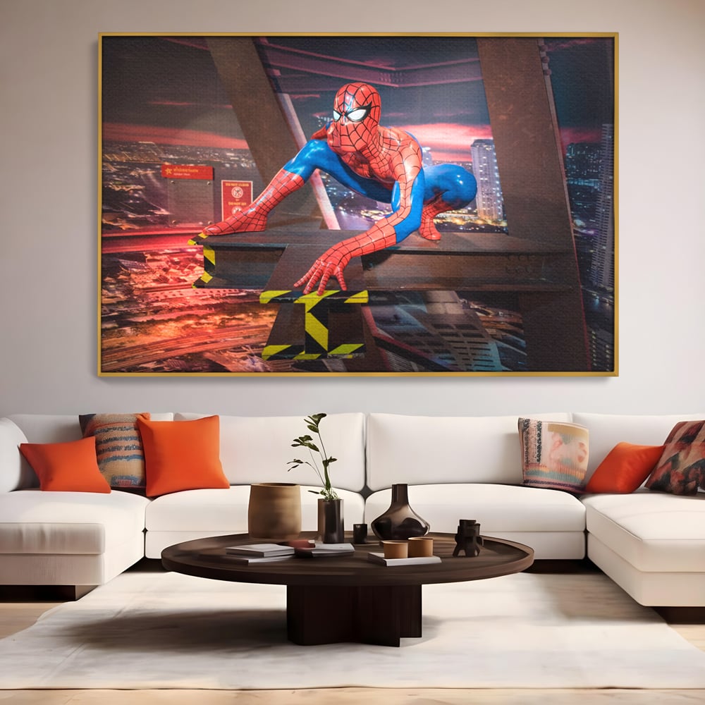 Tablou canvas cu tablou canvas cu figurina spider man, in rama de aluminiu auriu, pe perete intr-un living