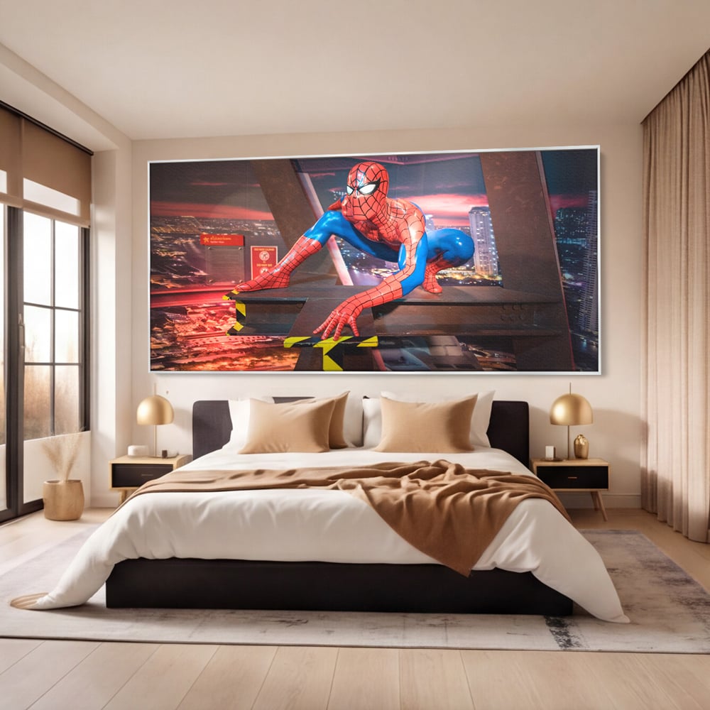 Tablou canvas cu tablou canvas cu figurina spider man, in rama de aluminiu argintiu, pe perete intr-un dormitor