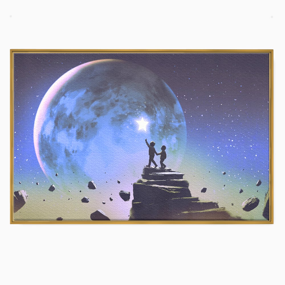 Tablou canvas cu doi copii pe stanca privind luna, in rama de aluminiu auriu