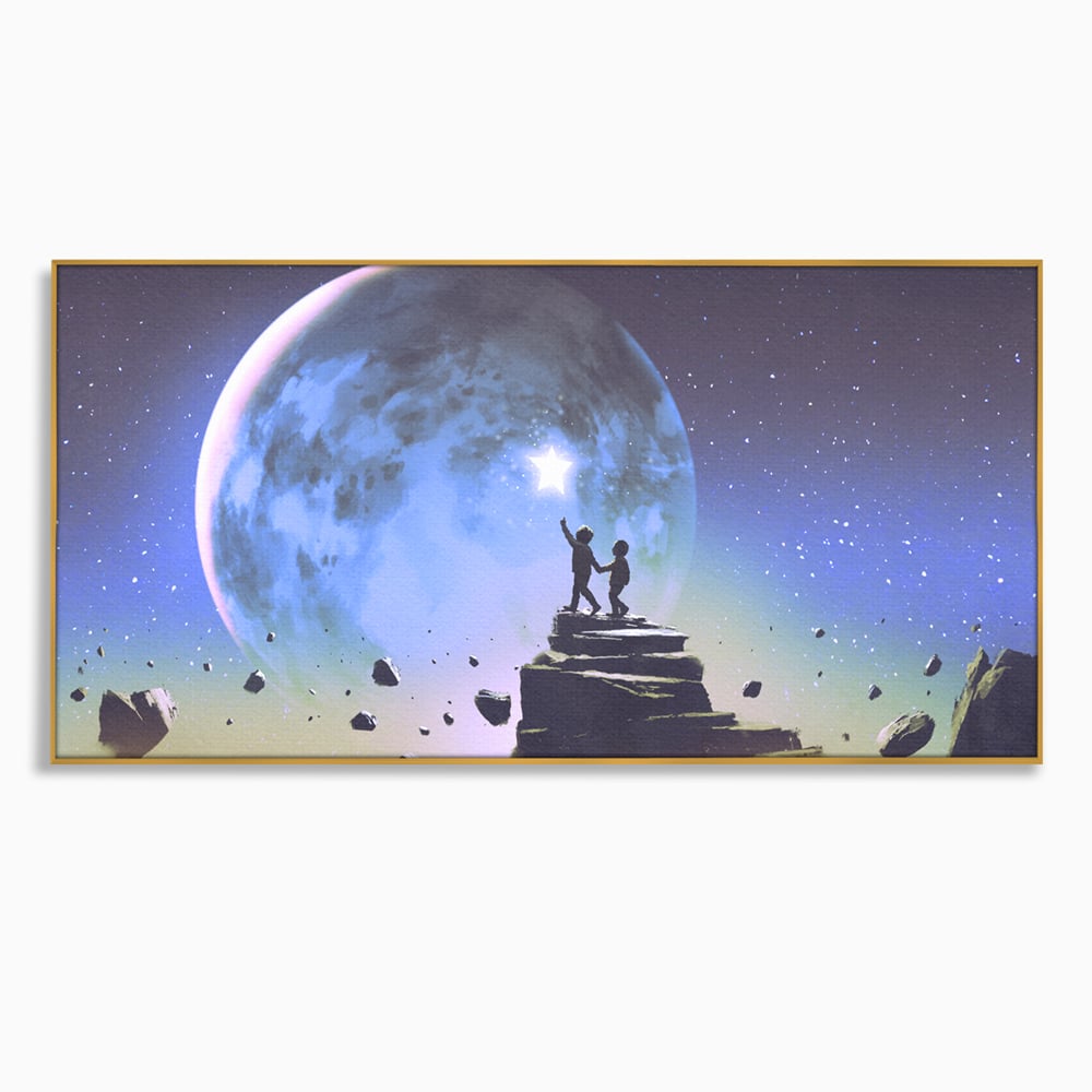 Tablou canvas cu doi copii pe stanca privind luna, in rama de aluminiu auriu