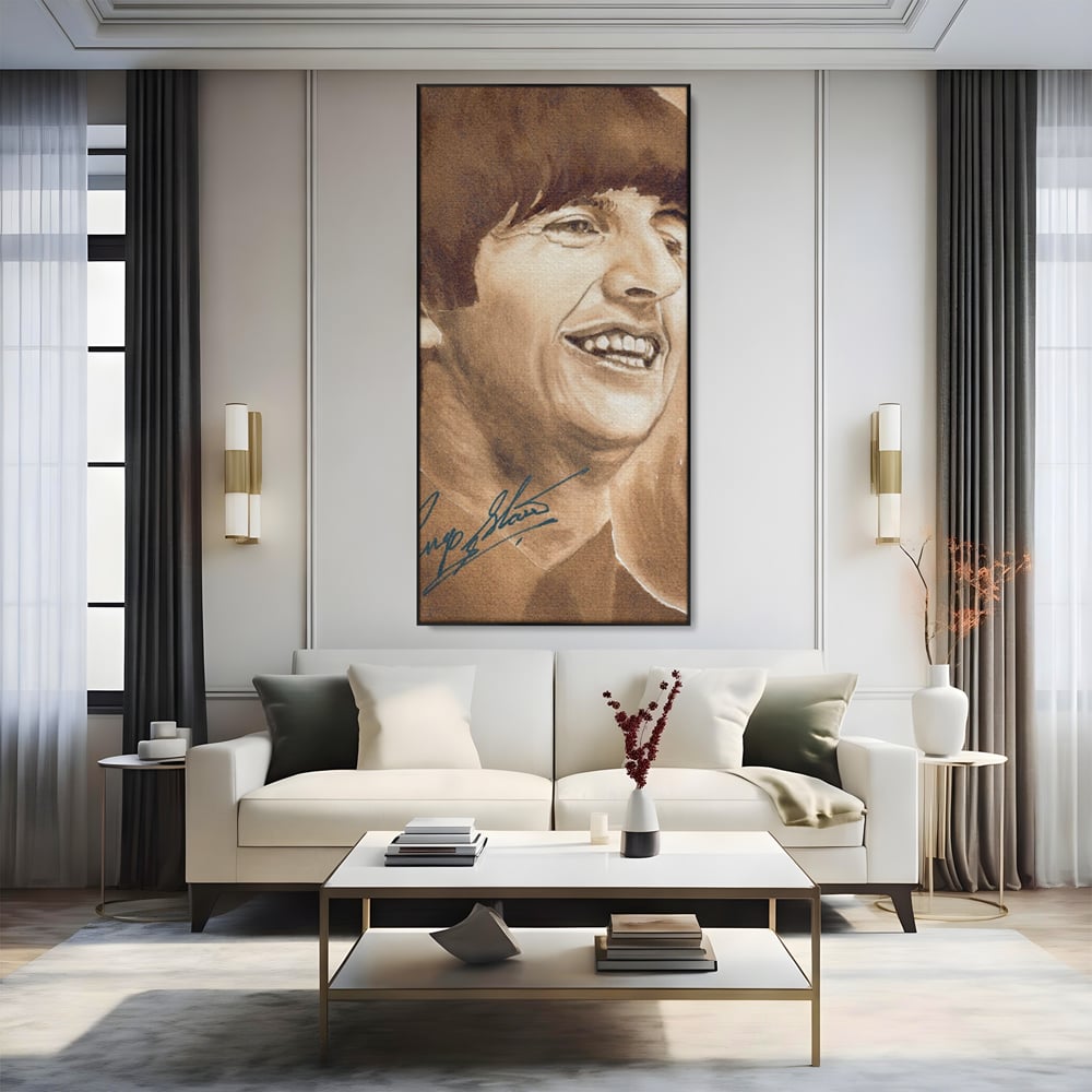 Tablou canvas cu tablou canvas portret ringo starr, in rama de aluminiu negru, pe perete intr-un living