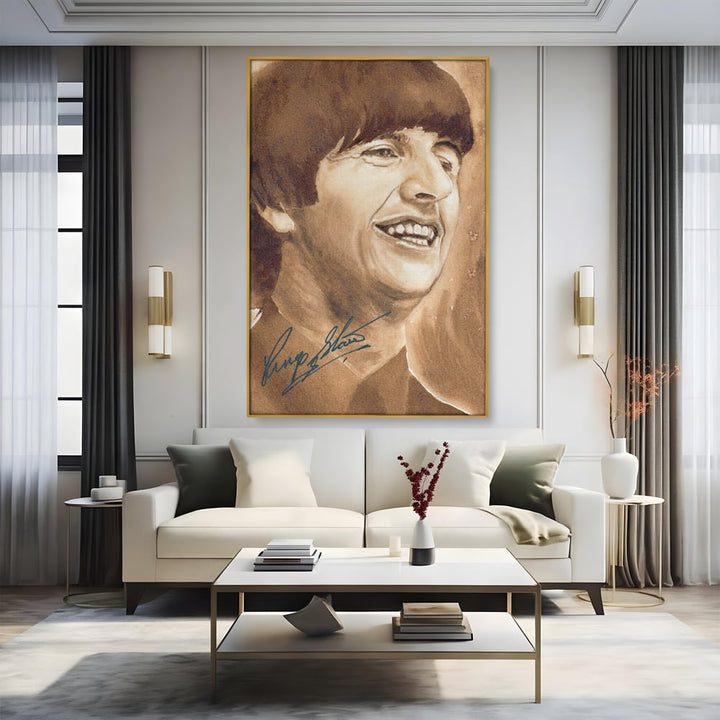 Tablou canvas cu tablou canvas portret ringo starr, in rama de aluminiu auriu, pe perete intr-un living