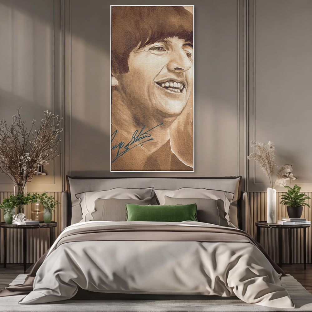 Tablou canvas cu tablou canvas portret ringo starr, in rama de aluminiu argintiu, pe perete intr-un dormitor
