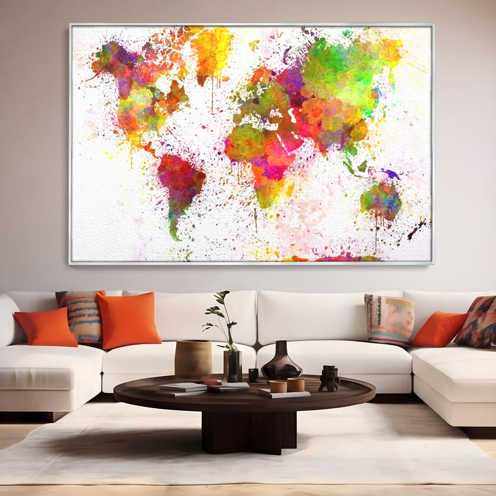 Tablou canvas cu tablou canvas cu harta lumii pictata, in rama de aluminiu argintiu, pe perete intr-un living