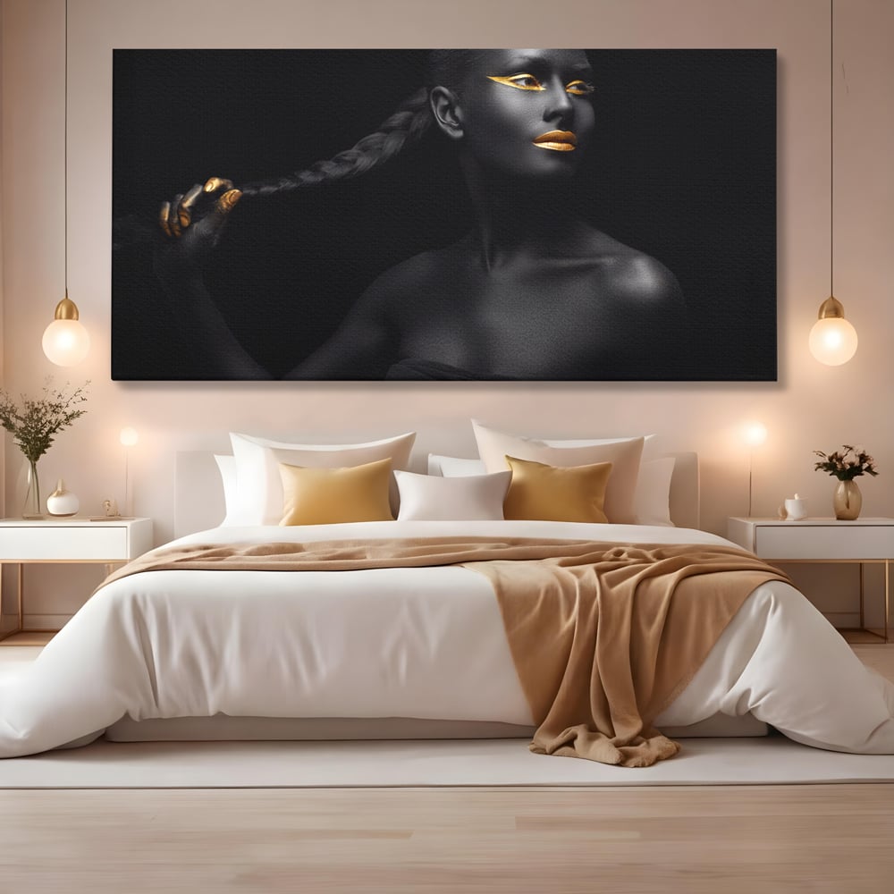 Tablou canvas cu tablou canvas cu femeie vopsita in negru si auriu, fara rama, pe sasiu de lemn, pe perete intr-un dormitor