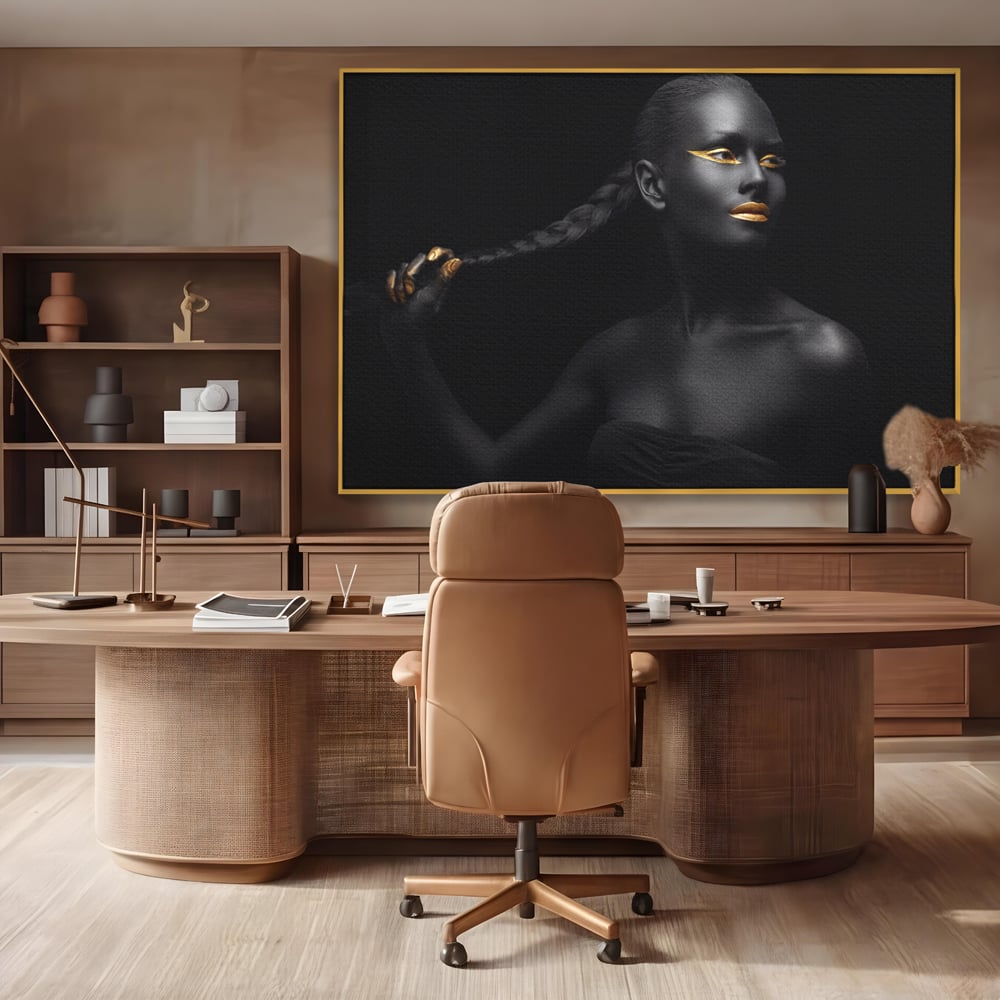 Tablou canvas cu tablou canvas cu femeie vopsita in negru si auriu, in rama de aluminiu auriu, pe perete intr-un birou